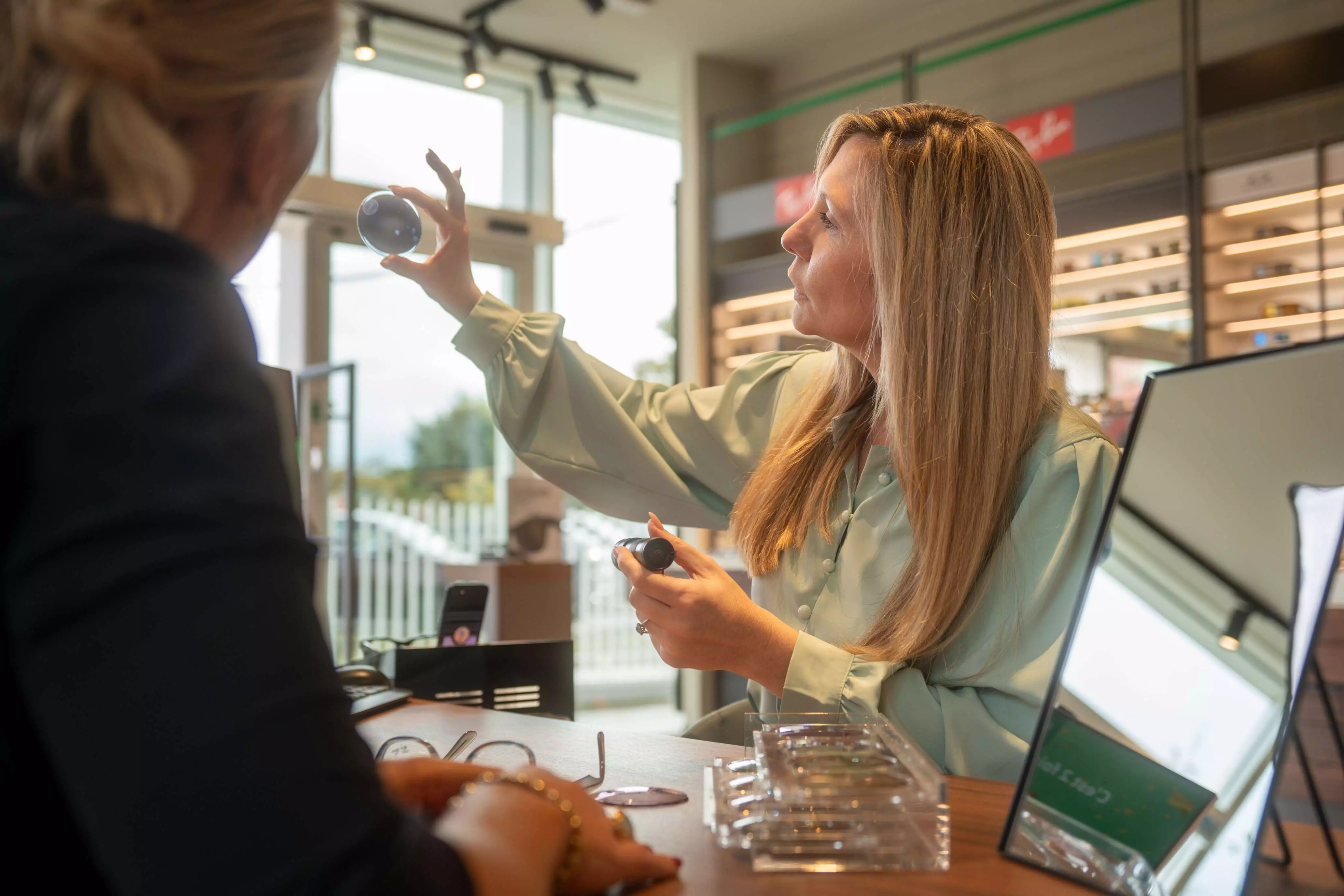 Jobs at Pearle 404 Pearle medewerker laat zien hoe transitions glazen van kleur kunnen veranderen.