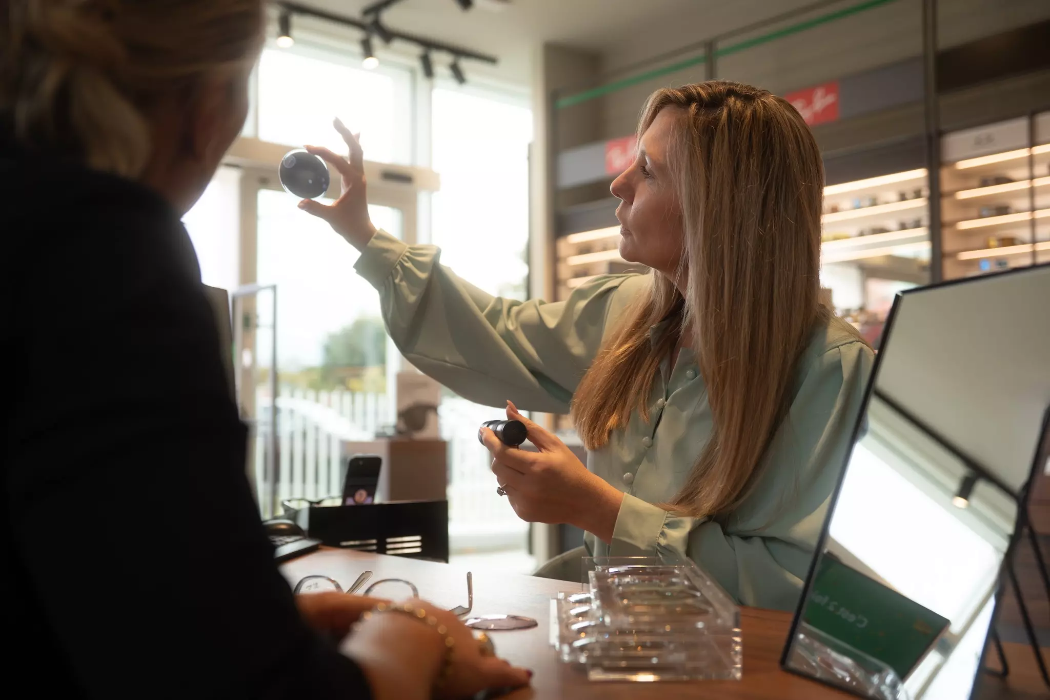 Refractionist en zelfstandig zaakvoerder vacature pearle Opticiens van Pearle op de foto voor brillenwand