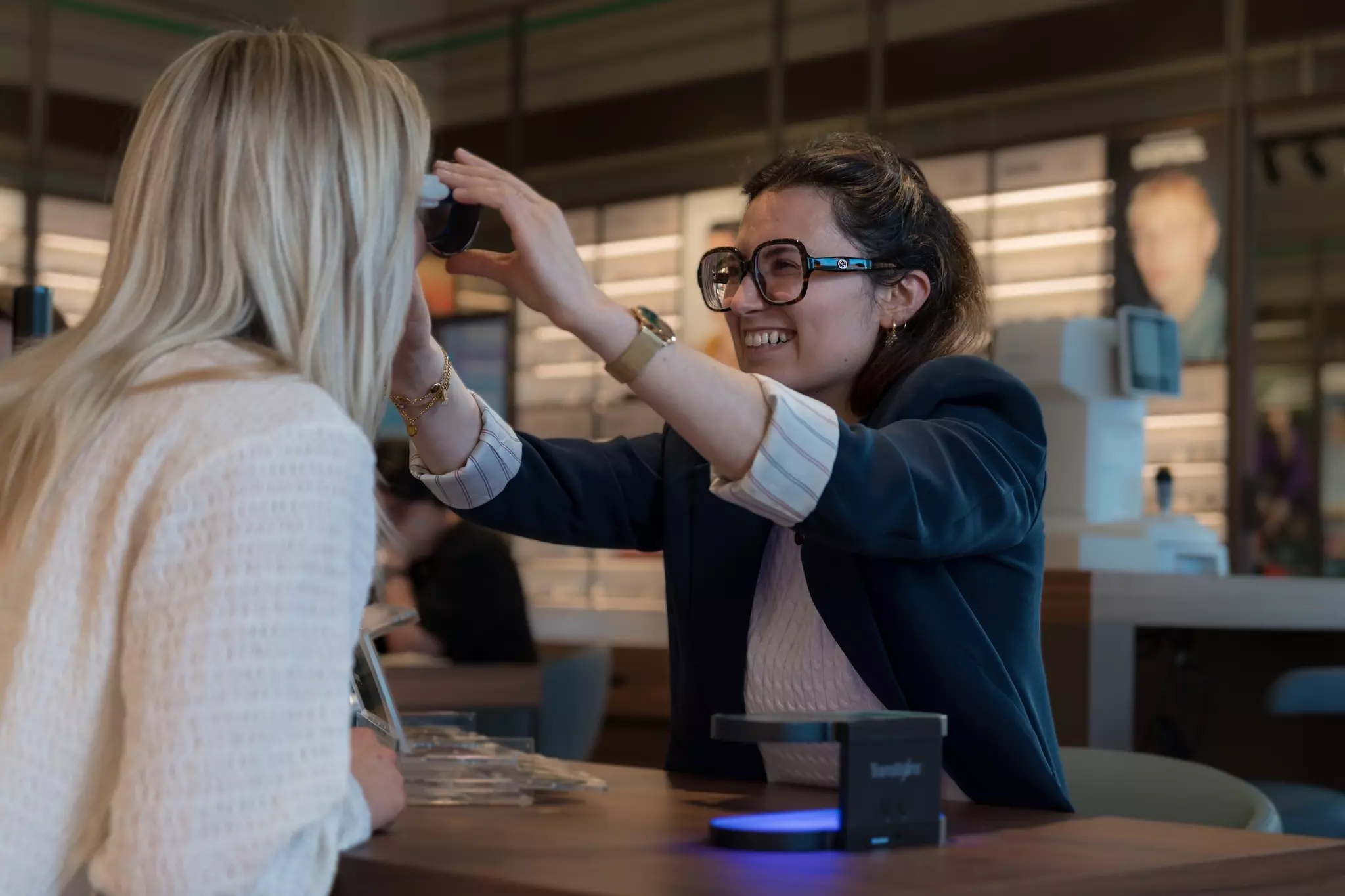 Pearle Opticien voormeting Pearle medewerker doet een voormeting