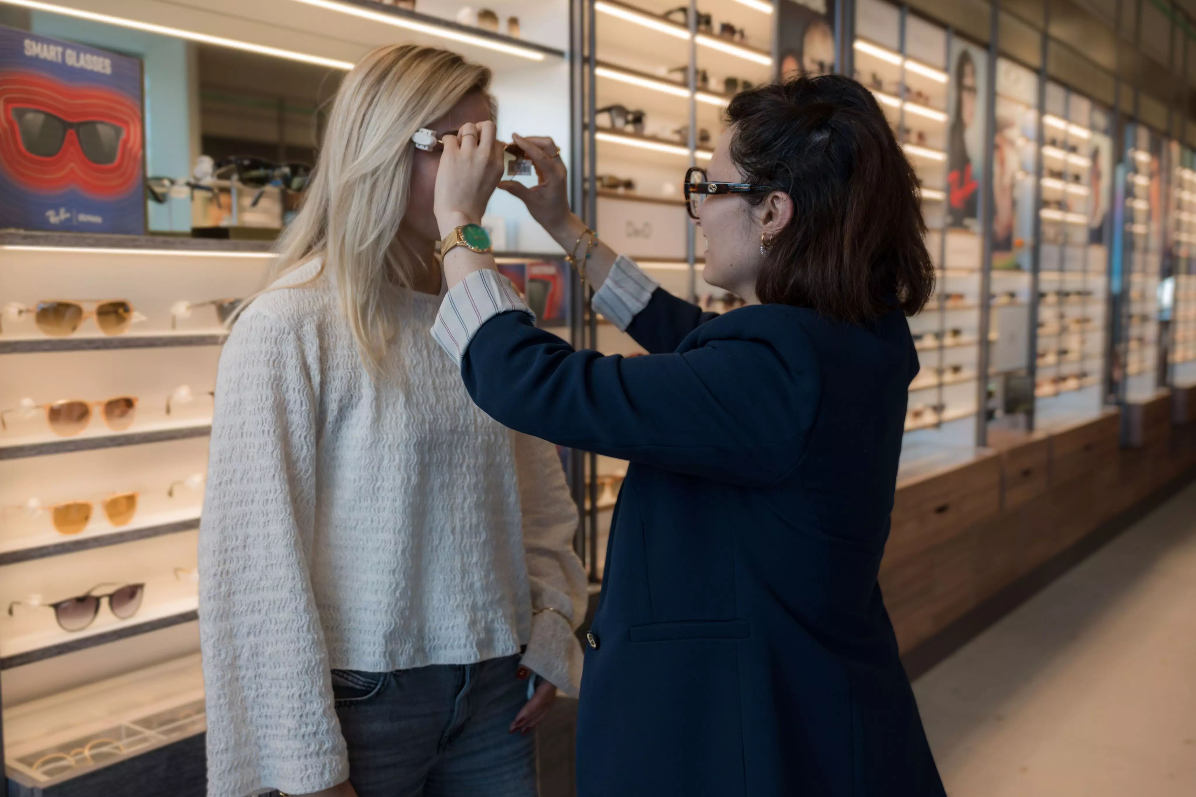 Pearle zelfstandig zaakvoerder vacature   Zelfstandig zaakvoerder Nareen past een montuur bij een klant
