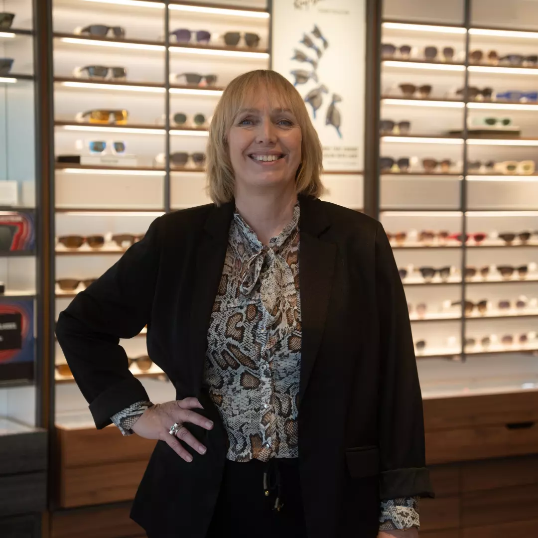 Inge de Neef Recruiter lachend op de foto voor een brillenwand